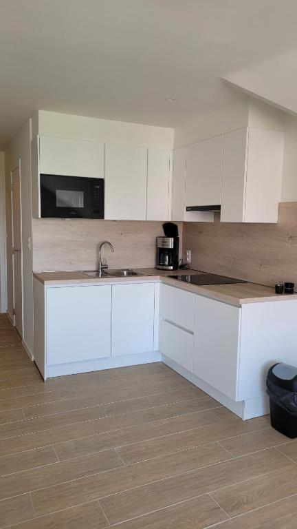verzorgde studio met buitenzwembad in middelkerke Appartement Buitenkant foto